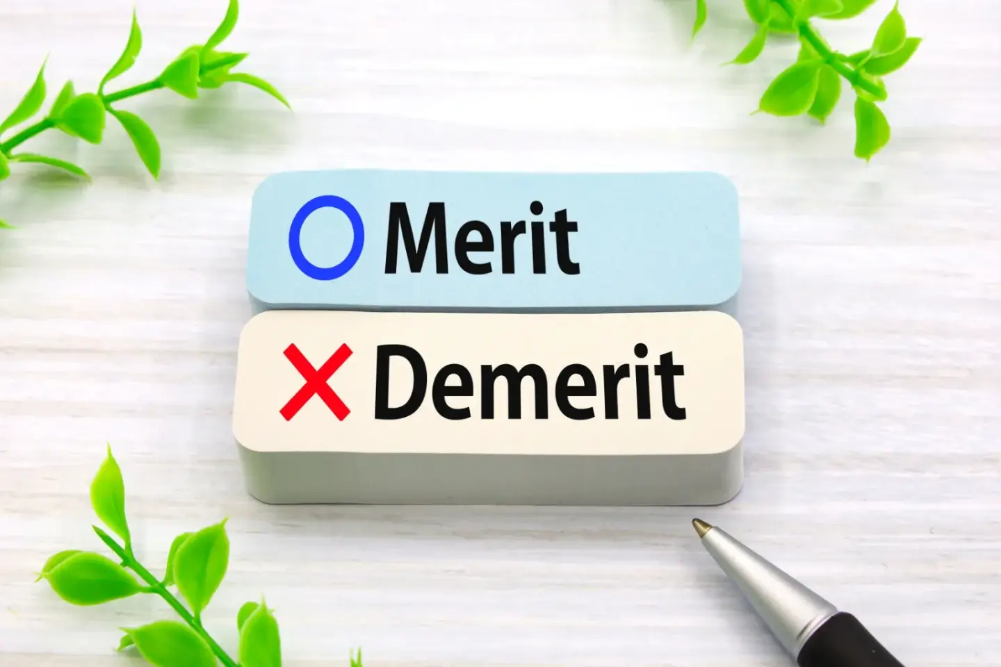 ピコフラクショナルとダーマペンのメリット・デメリットを比較したイメージ